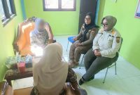 Petugas Satpol PP dan Damkar Pemalang mendampingi S (25) ke UPTD Perlindungan Perempuan dan Anak (UPTD PPA) Dinas Sosial, KBPP Kabupaten Pemalang (sumber: Instagram satpolpp_damkar_kab.pml)