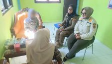 Petugas Satpol PP dan Damkar Pemalang mendampingi S (25) ke UPTD Perlindungan Perempuan dan Anak (UPTD PPA) Dinas Sosial, KBPP Kabupaten Pemalang (sumber: Instagram satpolpp_damkar_kab.pml)