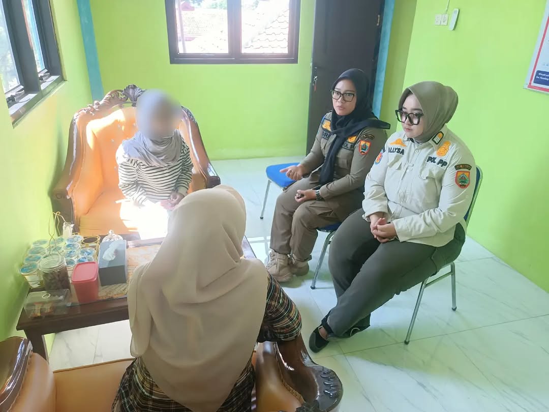 Petugas Satpol PP dan Damkar Pemalang mendampingi S (25) ke UPTD Perlindungan Perempuan dan Anak (UPTD PPA) Dinas Sosial, KBPP Kabupaten Pemalang (sumber: Instagram satpolpp_damkar_kab.pml)