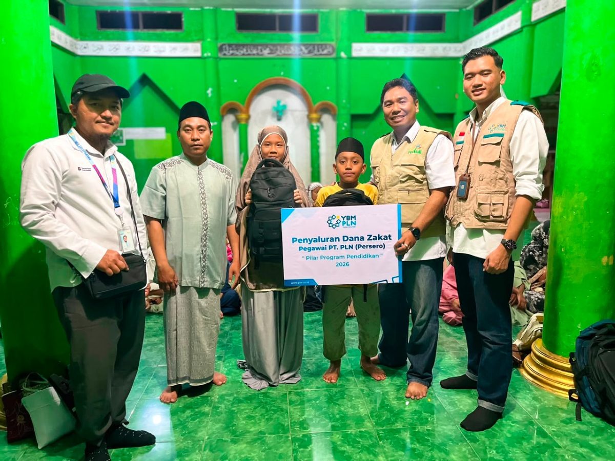 Manager PLN ULP Pringgabaya, Agus Dwi Windya Saputra (dua dari kanan) menyerahkan secara simbolis bantuan kepada 36 anak yatim piatu di Lembaga Kesejahteraan Sosial Anak (LKSA) Raudlatul Athfal NW Karang Kapitan, Kecamatan Pringgabaya, Kabupaten Lombok Timur. Foto (Doc.PLN UIW NTB)