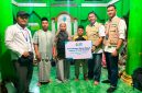 Manager PLN ULP Pringgabaya, Agus Dwi Windya Saputra (dua dari kanan) menyerahkan secara simbolis bantuan kepada 36 anak yatim piatu di Lembaga Kesejahteraan Sosial Anak (LKSA) Raudlatul Athfal NW Karang Kapitan, Kecamatan Pringgabaya, Kabupaten Lombok Timur. Foto (Doc.PLN UIW NTB)