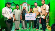 Manager PLN ULP Pringgabaya, Agus Dwi Windya Saputra (dua dari kanan) menyerahkan secara simbolis bantuan kepada 36 anak yatim piatu di Lembaga Kesejahteraan Sosial Anak (LKSA) Raudlatul Athfal NW Karang Kapitan, Kecamatan Pringgabaya, Kabupaten Lombok Timur. Foto (Doc.PLN UIW NTB)