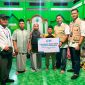 Manager PLN ULP Pringgabaya, Agus Dwi Windya Saputra (dua dari kanan) menyerahkan secara simbolis bantuan kepada 36 anak yatim piatu di Lembaga Kesejahteraan Sosial Anak (LKSA) Raudlatul Athfal NW Karang Kapitan, Kecamatan Pringgabaya, Kabupaten Lombok Timur. Foto (Doc.PLN UIW NTB)