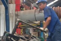 Petugas PLN Unit Pelaksana Pembangkitan (UPK) Bangka Belitung melaksanakan pemeliharaan mesin PLTD Merawang di Bangka. Pemeliharaan ini dilakukan sebagai upaya menjaga keandalan dan kesiapan operasi unit pembangkit agar tetap mampu memasok listrik secara andal kepada masyarakat. (Doc. PLN Dwipantara)