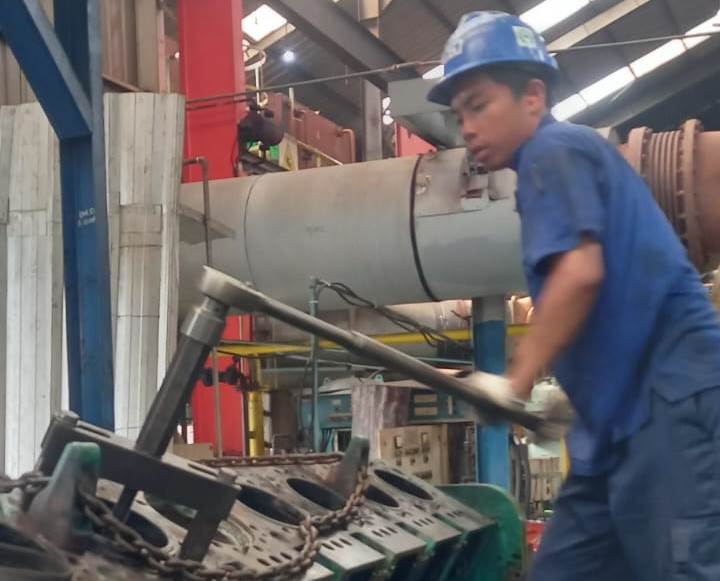 Petugas PLN Unit Pelaksana Pembangkitan (UPK) Bangka Belitung melaksanakan pemeliharaan mesin PLTD Merawang di Bangka. Pemeliharaan ini dilakukan sebagai upaya menjaga keandalan dan kesiapan operasi unit pembangkit agar tetap mampu memasok listrik secara andal kepada masyarakat. (Doc. PLN Dwipantara)