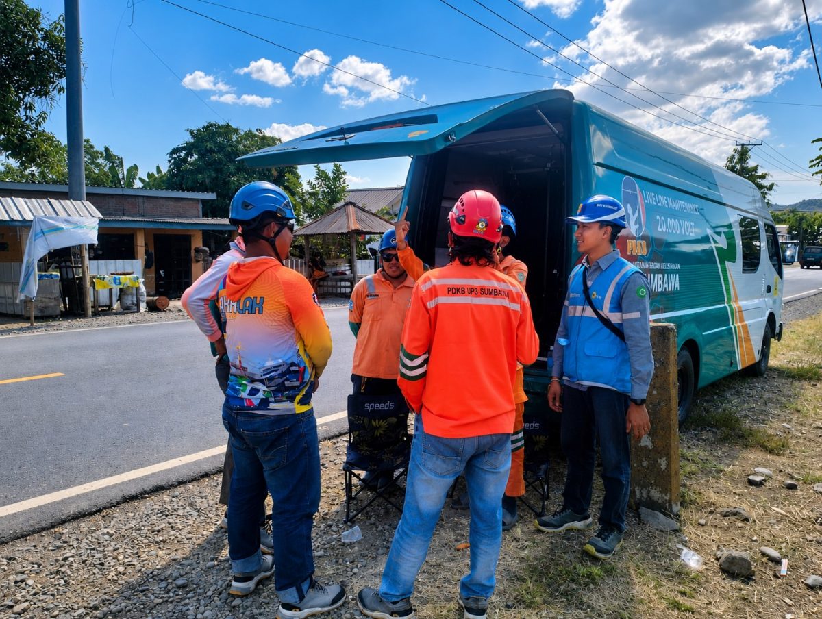 Petugas PDKB saat melakukan pemeliharaan jaringan listrik tanpa padam di Sumbawa. Foto (Doc. PLN UIW NTB)