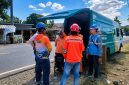 Petugas PDKB saat melakukan pemeliharaan jaringan listrik tanpa padam di Sumbawa. Foto (Doc. PLN UIW NTB)