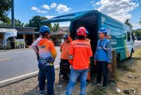 Petugas PDKB saat melakukan pemeliharaan jaringan listrik tanpa padam di Sumbawa. Foto (Doc. PLN UIW NTB)