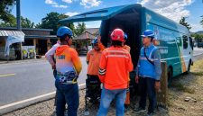 Petugas PDKB saat melakukan pemeliharaan jaringan listrik tanpa padam di Sumbawa. Foto (Doc. PLN UIW NTB)