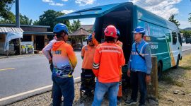 Petugas PDKB saat melakukan pemeliharaan jaringan listrik tanpa padam di Sumbawa. Foto (Doc. PLN UIW NTB)