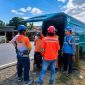 Petugas PDKB saat melakukan pemeliharaan jaringan listrik tanpa padam di Sumbawa. Foto (Doc. PLN UIW NTB)