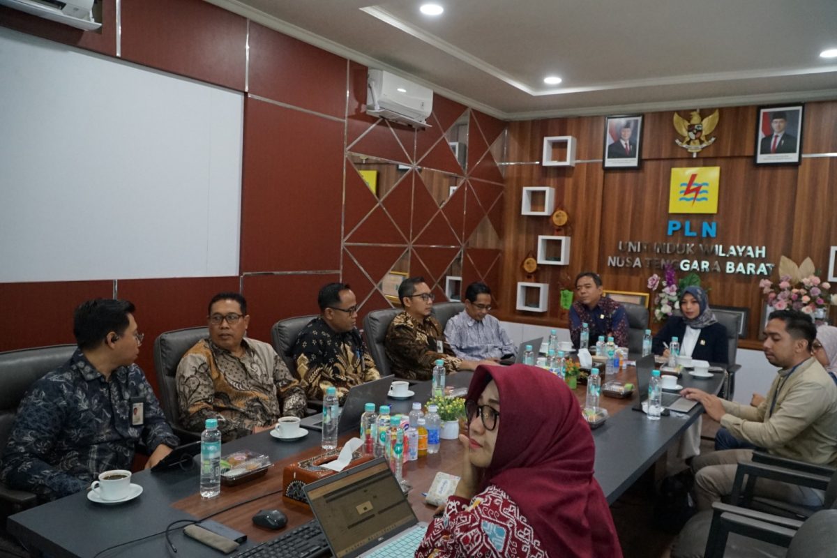 Anggota Komite II Dewan Perwakilan Daerah Republik Indonesia (DPD RI), Mirah Midadan Fahmid, dalam kunjungannya bersama tim di Kantor PLN UIW NTB. Foto (Doc. PLN UIW NTB)