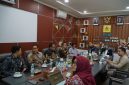 Anggota Komite II Dewan Perwakilan Daerah Republik Indonesia (DPD RI), Mirah Midadan Fahmid, dalam kunjungannya bersama tim di Kantor PLN UIW NTB. Foto (Doc. PLN UIW NTB)