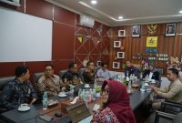 Anggota Komite II Dewan Perwakilan Daerah Republik Indonesia (DPD RI), Mirah Midadan Fahmid, dalam kunjungannya bersama tim di Kantor PLN UIW NTB. Foto (Doc. PLN UIW NTB)