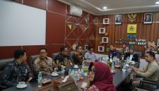 Anggota Komite II Dewan Perwakilan Daerah Republik Indonesia (DPD RI), Mirah Midadan Fahmid, dalam kunjungannya bersama tim di Kantor PLN UIW NTB. Foto (Doc. PLN UIW NTB)