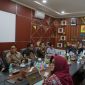 Anggota Komite II Dewan Perwakilan Daerah Republik Indonesia (DPD RI), Mirah Midadan Fahmid, dalam kunjungannya bersama tim di Kantor PLN UIW NTB. Foto (Doc. PLN UIW NTB)