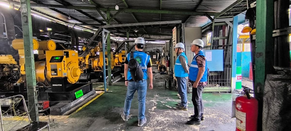 Manager PLN UPK Timor, Mukhamad Zia Ulhaq (tengah) beserta manajemen PLN UPK Timor tengah meninjau kesiapan pembangkit listrik di Atambua, Kabupaten Belu, Provinsi Nusa Tenggara Timur untuk memastikan pasokan listrik jelang HUT ke-81 RI. Foto (PLN Dwipantara).