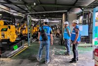 Manager PLN UPK Timor, Mukhamad Zia Ulhaq (tengah) beserta manajemen PLN UPK Timor tengah meninjau kesiapan pembangkit listrik di Atambua, Kabupaten Belu, Provinsi Nusa Tenggara Timur untuk memastikan pasokan listrik jelang HUT ke-81 RI. Foto (PLN Dwipantara).