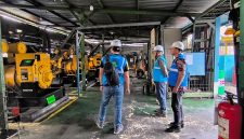 Manager PLN UPK Timor, Mukhamad Zia Ulhaq (tengah) beserta manajemen PLN UPK Timor tengah meninjau kesiapan pembangkit listrik di Atambua, Kabupaten Belu, Provinsi Nusa Tenggara Timur untuk memastikan pasokan listrik jelang HUT ke-81 RI. Foto (PLN Dwipantara).