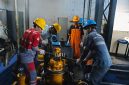 Tim PLN UPK Tambora saat melakulan pekerjaan peningkatan keandalan pembangkit listrik di Bima. Foto (PLN Dwipantara).