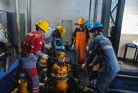 Tim PLN UPK Tambora saat melakulan pekerjaan peningkatan keandalan pembangkit listrik di Bima. Foto (PLN Dwipantara).
