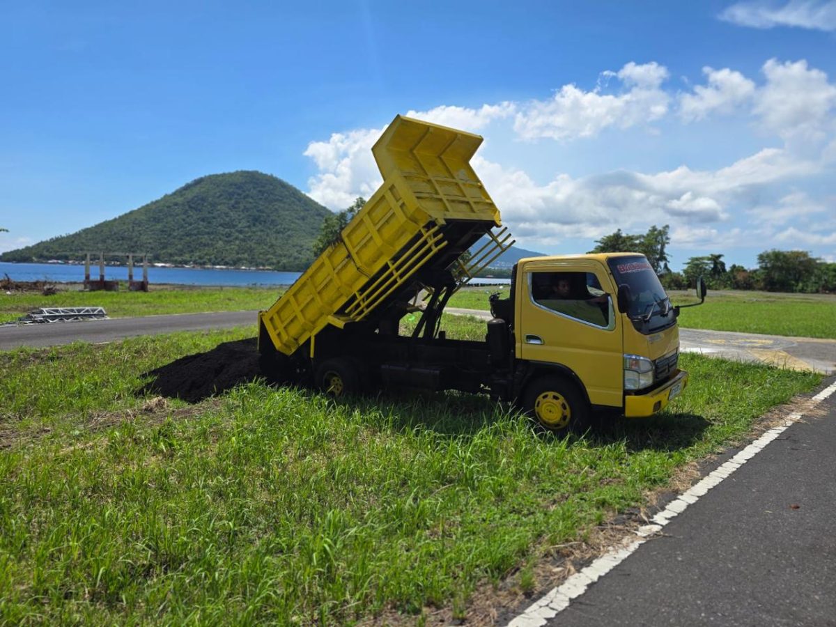 Truk mengangkut dan menurunkan material Fly Ash Bottom Ash (FABA) dari PLTU Tidore di Area Sirkuit Selawaring, Kota Tidore Kepulauan, Maluku Utara. Sebanyak 300 ton FABA dimanfaatkan sebagai material timbunan untuk mendukung penataan area sirkuit melalui kolaborasi PLN UPK Maluku dan Pemerintah Kota Tidore Kepulauan. Foto (PLN Dwipantara).