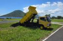 Truk mengangkut dan menurunkan material Fly Ash Bottom Ash (FABA) dari PLTU Tidore di Area Sirkuit Selawaring, Kota Tidore Kepulauan, Maluku Utara. Sebanyak 300 ton FABA dimanfaatkan sebagai material timbunan untuk mendukung penataan area sirkuit melalui kolaborasi PLN UPK Maluku dan Pemerintah Kota Tidore Kepulauan. Foto (PLN Dwipantara).