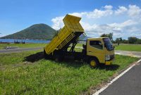 Truk mengangkut dan menurunkan material Fly Ash Bottom Ash (FABA) dari PLTU Tidore di Area Sirkuit Selawaring, Kota Tidore Kepulauan, Maluku Utara. Sebanyak 300 ton FABA dimanfaatkan sebagai material timbunan untuk mendukung penataan area sirkuit melalui kolaborasi PLN UPK Maluku dan Pemerintah Kota Tidore Kepulauan. Foto (PLN Dwipantara).