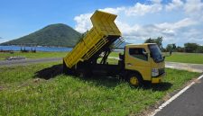 Truk mengangkut dan menurunkan material Fly Ash Bottom Ash (FABA) dari PLTU Tidore di Area Sirkuit Selawaring, Kota Tidore Kepulauan, Maluku Utara. Sebanyak 300 ton FABA dimanfaatkan sebagai material timbunan untuk mendukung penataan area sirkuit melalui kolaborasi PLN UPK Maluku dan Pemerintah Kota Tidore Kepulauan. Foto (PLN Dwipantara).