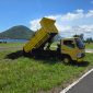 Truk mengangkut dan menurunkan material Fly Ash Bottom Ash (FABA) dari PLTU Tidore di Area Sirkuit Selawaring, Kota Tidore Kepulauan, Maluku Utara. Sebanyak 300 ton FABA dimanfaatkan sebagai material timbunan untuk mendukung penataan area sirkuit melalui kolaborasi PLN UPK Maluku dan Pemerintah Kota Tidore Kepulauan. Foto (PLN Dwipantara).