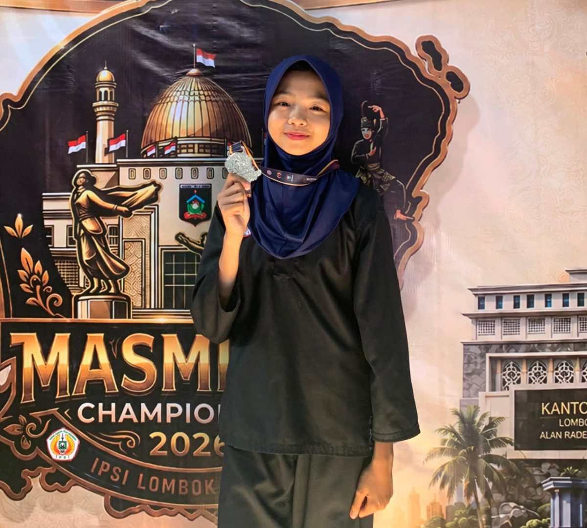 Ratu Gebriella Mandalika, siswi kelas IX A Madrasah Tsanawiyah Negeri 2 Lombok Barat, berhasil meraih medali perak (Juara 2) dalam kompetisi Pencak Silat Masmirah Championship Cup 2026 yang digelar di Gor Kabupaten Lombok Tengah pada 27‑30 Juli 2026. Foto (Doc.Ist)