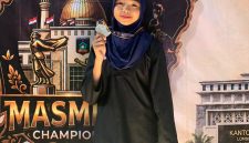 Ratu Gebriella Mandalika, siswi kelas IX A Madrasah Tsanawiyah Negeri 2 Lombok Barat, berhasil meraih medali perak (Juara 2) dalam kompetisi Pencak Silat Masmirah Championship Cup 2026 yang digelar di Gor Kabupaten Lombok Tengah pada 27‑30 Juli 2026. Foto (Doc.Ist)