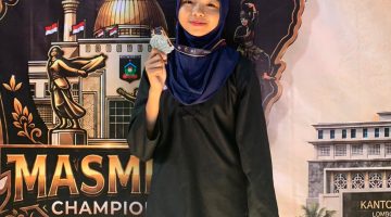 Ratu Gebriella Mandalika, siswi kelas IX A Madrasah Tsanawiyah Negeri 2 Lombok Barat, berhasil meraih medali perak (Juara 2) dalam kompetisi Pencak Silat Masmirah Championship Cup 2026 yang digelar di Gor Kabupaten Lombok Tengah pada 27‑30 Juli 2026. Foto (Doc.Ist)