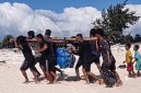 Petugas PLN Unit Layanan Pembangkit Listrik (ULPL) Waingapu bersama warga bergotong-royong mengangkut peralatan pemeliharaan pembangkit listrik setibanya di Pulau Salura, Sumba Timur, Nusa Tenggara Timur. Seluruh material dipindahkan secara manual dari bibir pantai menuju lokasi pembangkit karena keterbatasan akses transportasi. (PLN Dwipantara)