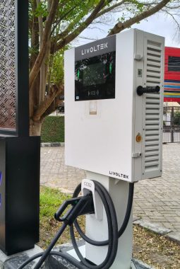 Perkuat Ekosistem Kendaraan Listrik, PLN Hadirkan Layanan SPKLU di Lombok Garden Hotel