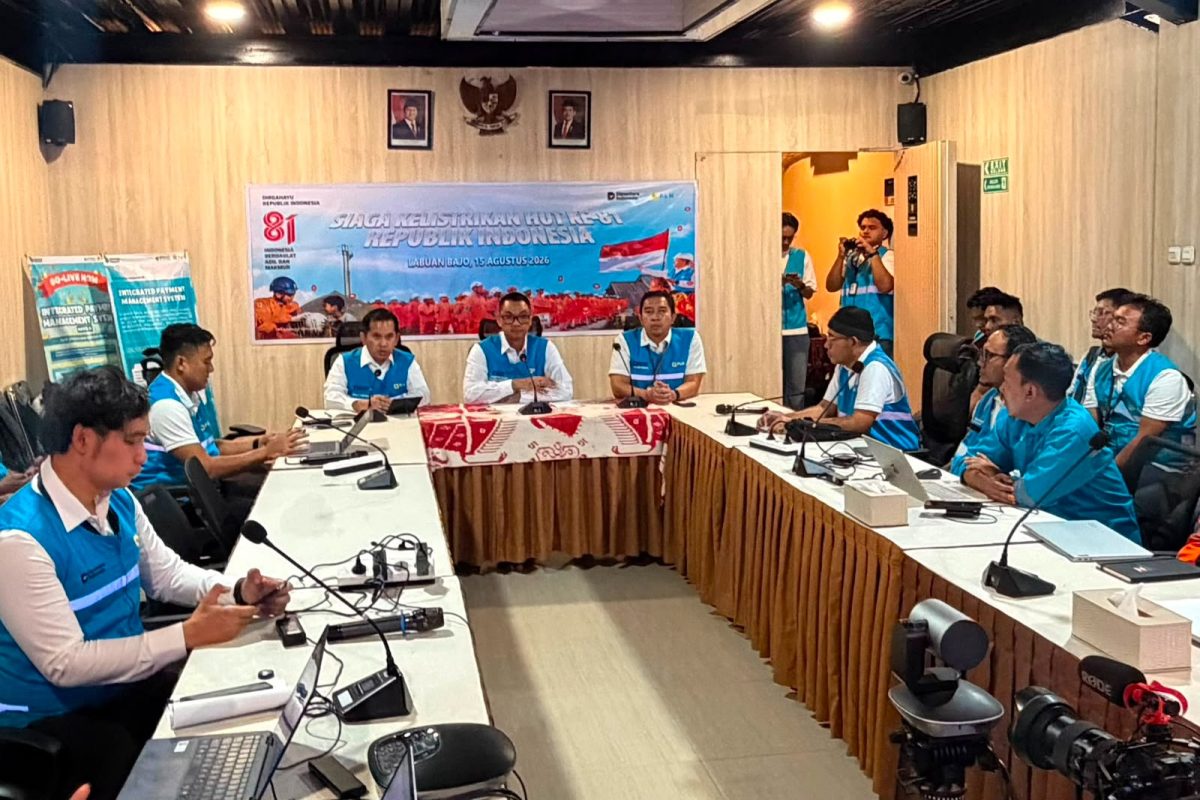 Suasana Direktur Utama PLN, Darmawan Prasodjo, saat memimpin rapat koordinasi siaga bencana Flores, Nusa Tenggara Timur, sekaligus melakukan konferensi pers di PLN Unit Pelayanan Pelanggan Flores Bagian Barat, Manggarai Barat, pada Sabtu malam (15/8). Darmawan menyampaikan bahwa PLN melakukan pengamanan secara menyeluruh terhadap sistem kelistrikan nasional guna mendukung seluruh rangkaian peringatan Hari Ulang Tahun (HUT) ke-81 Kemerdekaan Republik Indonesia (RI). Foto (PLN)