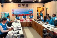 Suasana Direktur Utama PLN, Darmawan Prasodjo, saat memimpin rapat koordinasi siaga bencana Flores, Nusa Tenggara Timur, sekaligus melakukan konferensi pers di PLN Unit Pelayanan Pelanggan Flores Bagian Barat, Manggarai Barat, pada Sabtu malam (15/8). Darmawan menyampaikan bahwa PLN melakukan pengamanan secara menyeluruh terhadap sistem kelistrikan nasional guna mendukung seluruh rangkaian peringatan Hari Ulang Tahun (HUT) ke-81 Kemerdekaan Republik Indonesia (RI). Foto (PLN)