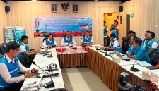 Suasana Direktur Utama PLN, Darmawan Prasodjo, saat memimpin rapat koordinasi siaga bencana Flores, Nusa Tenggara Timur, sekaligus melakukan konferensi pers di PLN Unit Pelayanan Pelanggan Flores Bagian Barat, Manggarai Barat, pada Sabtu malam (15/8). Darmawan menyampaikan bahwa PLN melakukan pengamanan secara menyeluruh terhadap sistem kelistrikan nasional guna mendukung seluruh rangkaian peringatan Hari Ulang Tahun (HUT) ke-81 Kemerdekaan Republik Indonesia (RI). Foto (PLN)
