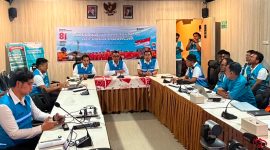 Suasana Direktur Utama PLN, Darmawan Prasodjo, saat memimpin rapat koordinasi siaga bencana Flores, Nusa Tenggara Timur, sekaligus melakukan konferensi pers di PLN Unit Pelayanan Pelanggan Flores Bagian Barat, Manggarai Barat, pada Sabtu malam (15/8). Darmawan menyampaikan bahwa PLN melakukan pengamanan secara menyeluruh terhadap sistem kelistrikan nasional guna mendukung seluruh rangkaian peringatan Hari Ulang Tahun (HUT) ke-81 Kemerdekaan Republik Indonesia (RI). Foto (PLN)