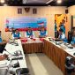 Suasana Direktur Utama PLN, Darmawan Prasodjo, saat memimpin rapat koordinasi siaga bencana Flores, Nusa Tenggara Timur, sekaligus melakukan konferensi pers di PLN Unit Pelayanan Pelanggan Flores Bagian Barat, Manggarai Barat, pada Sabtu malam (15/8). Darmawan menyampaikan bahwa PLN melakukan pengamanan secara menyeluruh terhadap sistem kelistrikan nasional guna mendukung seluruh rangkaian peringatan Hari Ulang Tahun (HUT) ke-81 Kemerdekaan Republik Indonesia (RI). Foto (PLN)