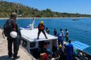 Petugas PLN bersiap menyeberang menuju Pulau Palue, Kabupaten Sikka, Nusa Tenggara Timur, untuk melakukan pemulihan kelistrikan pascagempa yang mengguncang Flores pada Sabtu (15/8). PLN mengerahkan personel dan peralatan melalui jalur laut untuk memperbaiki Pembangkit Listrik Tenaga Surya (PLTS) serta jaringan kelistrikan yang terdampak gempa di pulau tersebut.