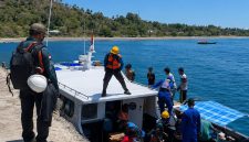 Petugas PLN bersiap menyeberang menuju Pulau Palue, Kabupaten Sikka, Nusa Tenggara Timur, untuk melakukan pemulihan kelistrikan pascagempa yang mengguncang Flores pada Sabtu (15/8). PLN mengerahkan personel dan peralatan melalui jalur laut untuk memperbaiki Pembangkit Listrik Tenaga Surya (PLTS) serta jaringan kelistrikan yang terdampak gempa di pulau tersebut.