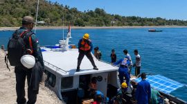 Petugas PLN bersiap menyeberang menuju Pulau Palue, Kabupaten Sikka, Nusa Tenggara Timur, untuk melakukan pemulihan kelistrikan pascagempa yang mengguncang Flores pada Sabtu (15/8). PLN mengerahkan personel dan peralatan melalui jalur laut untuk memperbaiki Pembangkit Listrik Tenaga Surya (PLTS) serta jaringan kelistrikan yang terdampak gempa di pulau tersebut.