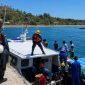 Petugas PLN bersiap menyeberang menuju Pulau Palue, Kabupaten Sikka, Nusa Tenggara Timur, untuk melakukan pemulihan kelistrikan pascagempa yang mengguncang Flores pada Sabtu (15/8). PLN mengerahkan personel dan peralatan melalui jalur laut untuk memperbaiki Pembangkit Listrik Tenaga Surya (PLTS) serta jaringan kelistrikan yang terdampak gempa di pulau tersebut.