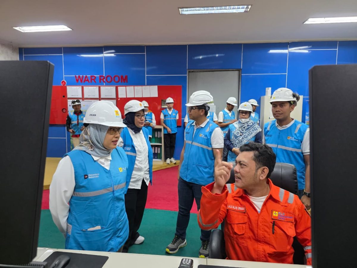 Anggota DEN Sripeni Inten Cahyani (kiri) berbincang dengan petugas control room saat meninjau operasional PLTU Jeranjang, Lombok Barat, Rabu (19/8). Kunjungan tersebut menjadi bagian dari peninjauan DEN terhadap kondisi pembangkitan dan kesiapan sistem kelistrikan di NTB. Foto (PLN UIK Dwipantara).