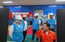 Anggota DEN Sripeni Inten Cahyani (kiri) berbincang dengan petugas control room saat meninjau operasional PLTU Jeranjang, Lombok Barat, Rabu (19/8). Kunjungan tersebut menjadi bagian dari peninjauan DEN terhadap kondisi pembangkitan dan kesiapan sistem kelistrikan di NTB. Foto (PLN UIK Dwipantara).