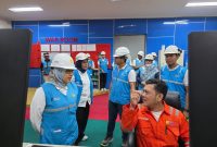 Anggota DEN Sripeni Inten Cahyani (kiri) berbincang dengan petugas control room saat meninjau operasional PLTU Jeranjang, Lombok Barat, Rabu (19/8). Kunjungan tersebut menjadi bagian dari peninjauan DEN terhadap kondisi pembangkitan dan kesiapan sistem kelistrikan di NTB. Foto (PLN UIK Dwipantara).