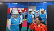 Anggota DEN Sripeni Inten Cahyani (kiri) berbincang dengan petugas control room saat meninjau operasional PLTU Jeranjang, Lombok Barat, Rabu (19/8). Kunjungan tersebut menjadi bagian dari peninjauan DEN terhadap kondisi pembangkitan dan kesiapan sistem kelistrikan di NTB. Foto (PLN UIK Dwipantara).