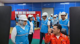 Anggota DEN Sripeni Inten Cahyani (kiri) berbincang dengan petugas control room saat meninjau operasional PLTU Jeranjang, Lombok Barat, Rabu (19/8). Kunjungan tersebut menjadi bagian dari peninjauan DEN terhadap kondisi pembangkitan dan kesiapan sistem kelistrikan di NTB. Foto (PLN UIK Dwipantara).