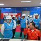 Anggota DEN Sripeni Inten Cahyani (kiri) berbincang dengan petugas control room saat meninjau operasional PLTU Jeranjang, Lombok Barat, Rabu (19/8). Kunjungan tersebut menjadi bagian dari peninjauan DEN terhadap kondisi pembangkitan dan kesiapan sistem kelistrikan di NTB. Foto (PLN UIK Dwipantara).